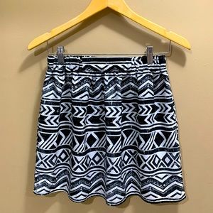 A. Byer Tribal Black and White Geometric Stretch Waist mini skirt, size S